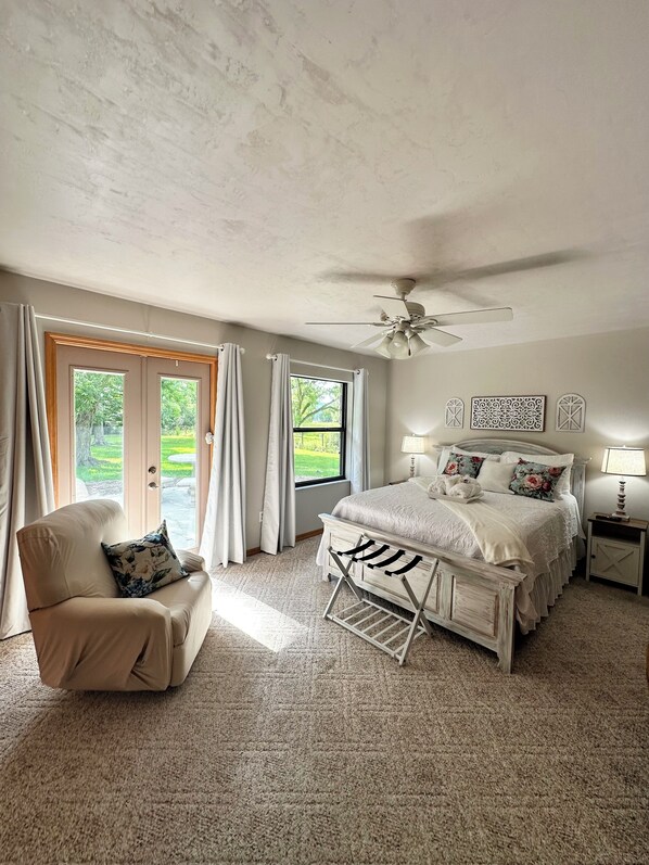 5 bedrooms, desk, iron/ironing board, WiFi - Comfortable Farmhouse Retreat Near Lake Santa Fe: Sleeps 16! (Earleton)