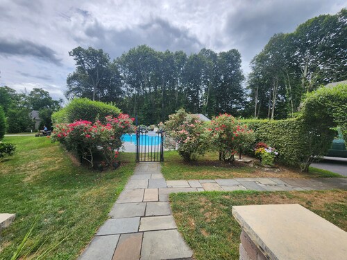 Charming 1-bedroom cottage in lovely Charlestown with WiFi, AC