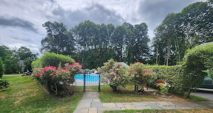 Charming 1-bedroom cottage in lovely Charlestown with WiFi, AC