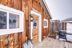 A wooden cabin with a sign reading "TRAVERSE CASTLE."