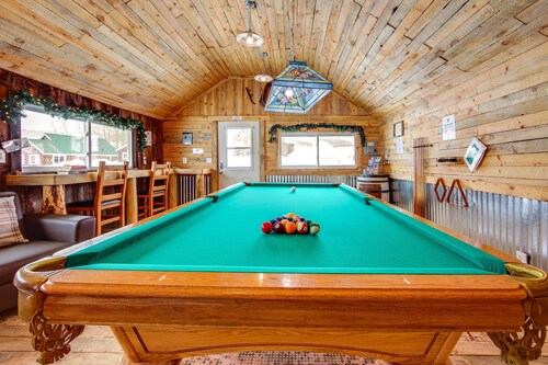 Vintage Cabin Near Steamboat with Mountain Views and Hot Tub Access