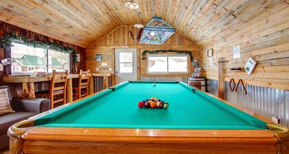 Vintage Cabin Near Steamboat with Mountain Views and Hot Tub Access