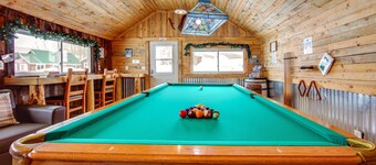 Vintage Cabin Near Steamboat with Mountain Views and Hot Tub Access
