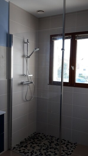 Douche, sĂšche-cheveux, serviettes fournies, savon