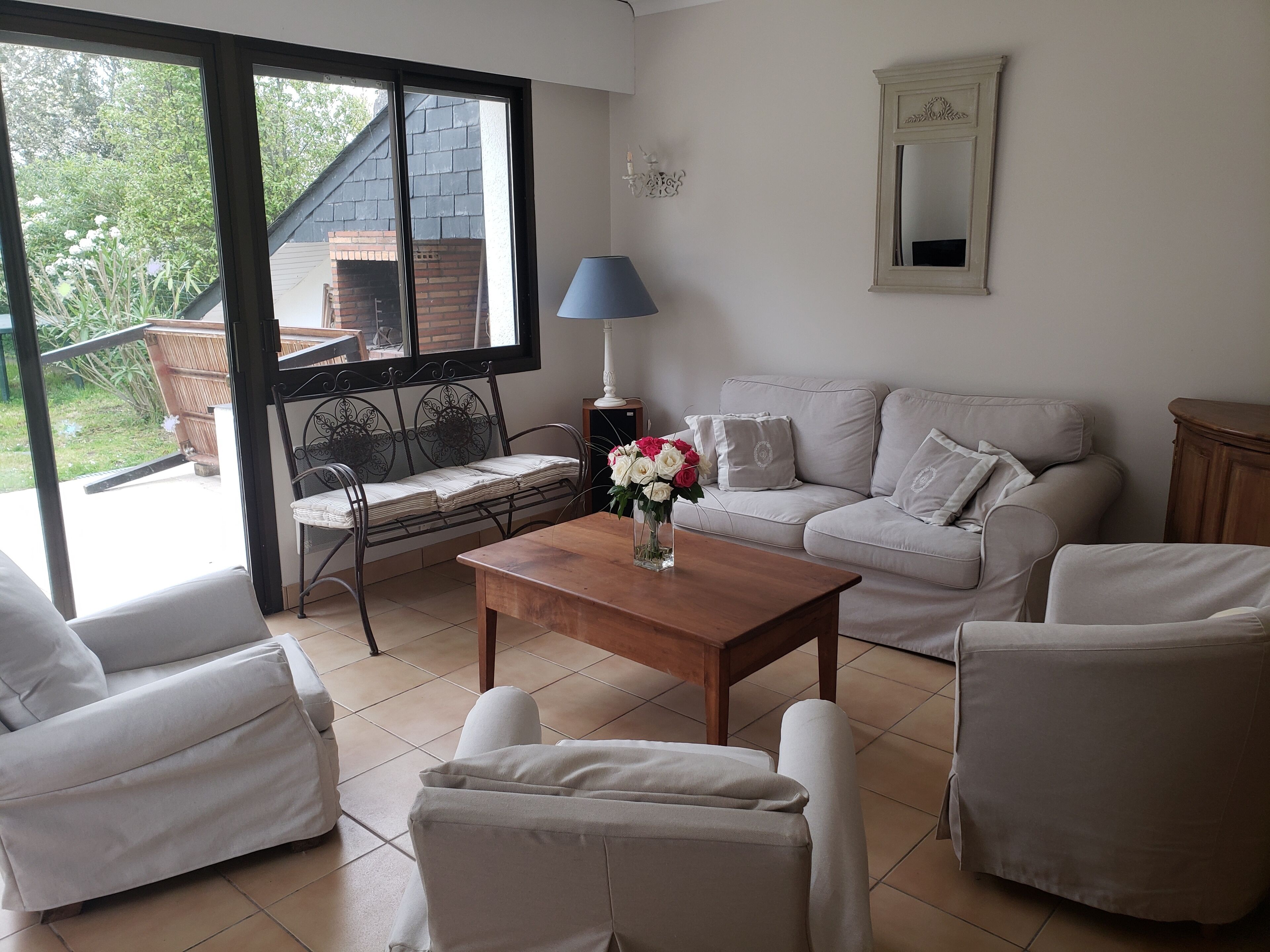 TV connectée, cheminée, table de tennis de table, livres