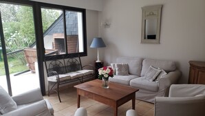 Smart TV, fireplace, table tennis, books - La Baule beach 1.5 km away. Bright house sleeps 9, enclosed garden  (Guérande)