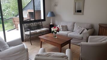 TV connectée, cheminée, table de tennis de table, livres