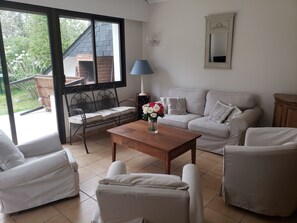 Smart TV, fireplace, table tennis, books