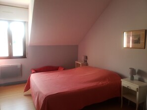 4 bedrooms, iron/ironing board, free WiFi, bed sheets