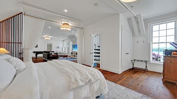 2 bedrooms, desk, travel cot, free WiFi