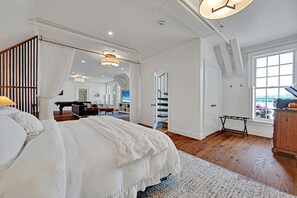 2 bedrooms, desk, travel cot, free WiFi