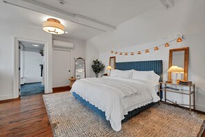 2 bedrooms, desk, travel cot, free WiFi