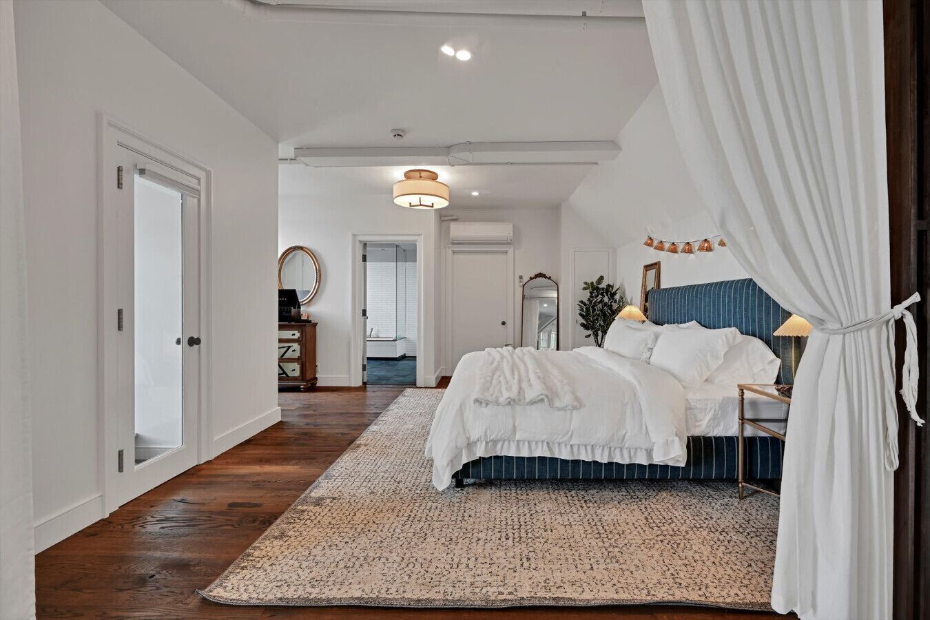 2 bedrooms, desk, travel crib, free WiFi