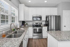 雪櫃、微波爐、焗爐、爐具