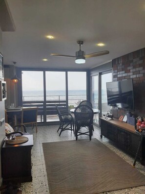 Comfort Twin Room, Beach View | Living area