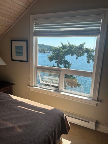 Waterfront Cabin at Currents, Otterbay, North Pender Island