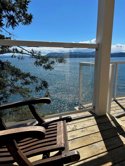 Waterfront Cabin at Currents, Otterbay, North Pender Island