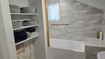 Douche, sèche-cheveux, serviettes fournies, savon
