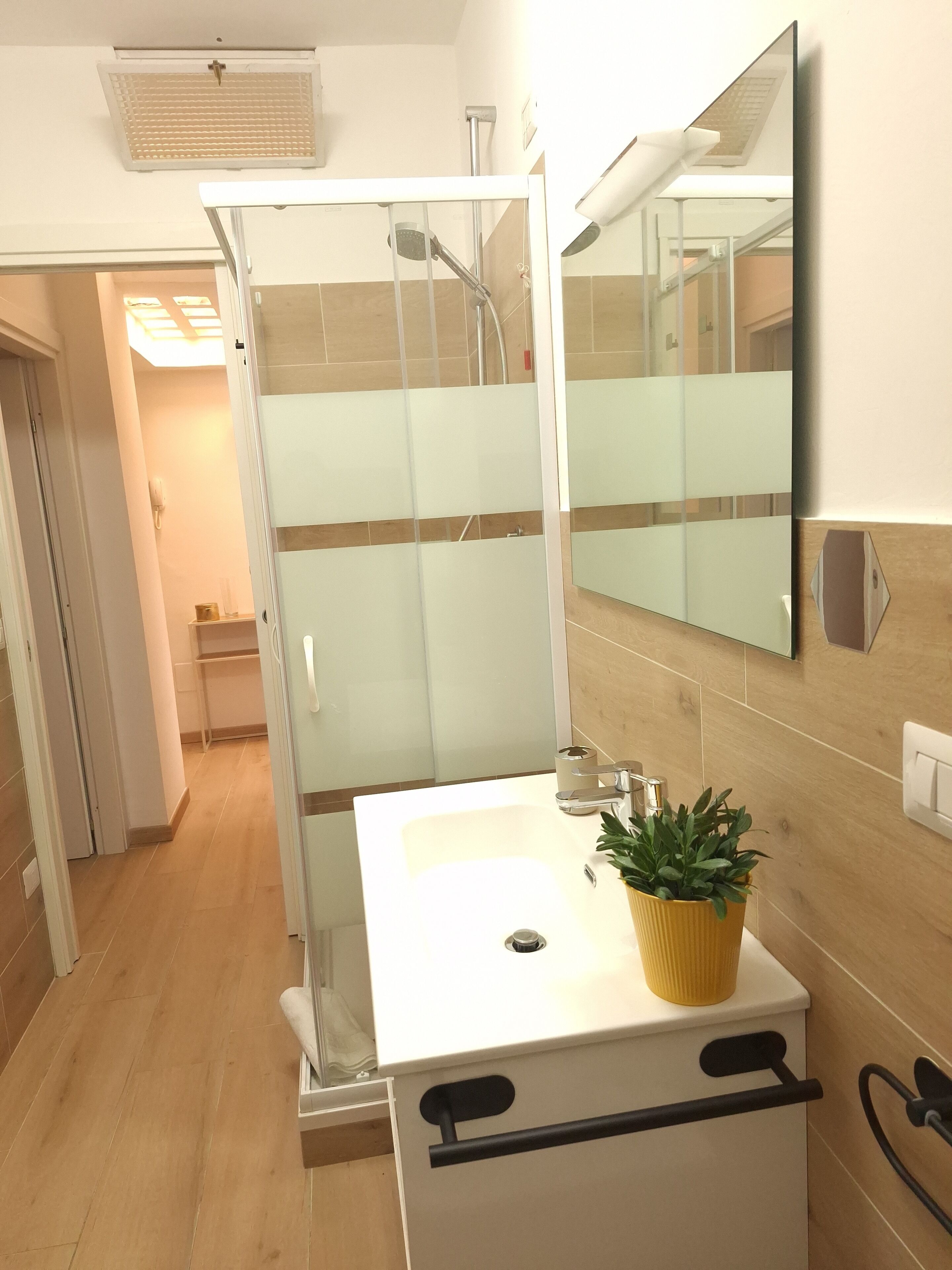 Umweltfreundliche Kosmetikartikel, Haartrockner, Bidet, Handtücher