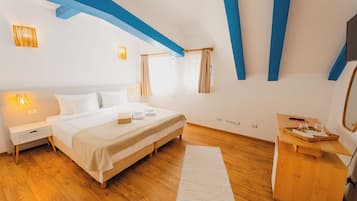 Une chambre à coucher avec un lit, une table de chevet et une commode en bois.