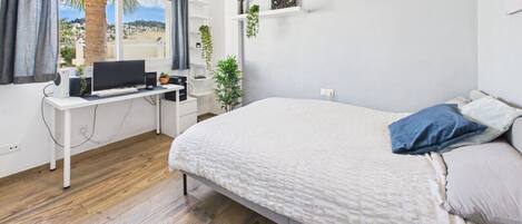 4 bedrooms, iron/ironing board, free WiFi, bed sheets