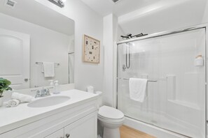 Dusj, hårføner, håndklær og såpe