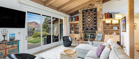 Smart TV, fireplace