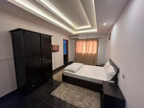 Tabla de planchar con plancha, wifi y ropa de cama 
