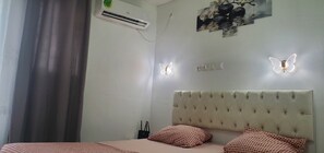 2 dormitoris, planxa i posts de planxar i un bressol de viatge