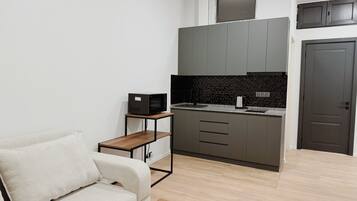 Studio Suite | Desk, laptop workspace, free WiFi