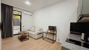 Studio Suite | Desk, laptop workspace, free WiFi