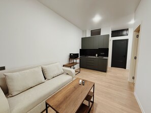 Studiosuite | Skrivebord, skrivebord for bærbar PC og wi-fi (inkludert)