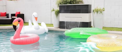 Utomhuspool och uppvÀrmd pool