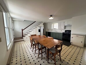 Dining - Peaceful Mountain Escape for Families – 3BR 2BA Farmhouse at Base of Sharp Top (Bedford)