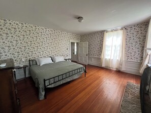 3 Schlafzimmer, Schreibtisch, Bügeleisen/Bügelbrett, Reisekinderbett