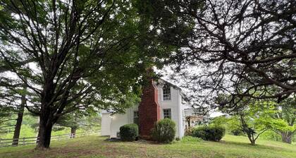 Peaceful Mountain Escape for Families – 3BR 2BA Farmhouse at Base of Sharp Top