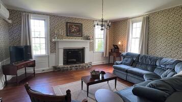 TV connectée, baby-foot, livres, chaßne hi-fi