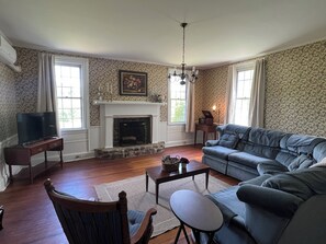 Smart TV, foosball, books, stereo - Peaceful Mountain Escape for Families – 3BR 2BA Farmhouse at Base of Sharp Top (Bedford)