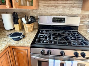 Refrigerador, microondas, horno y parrilla de estufa