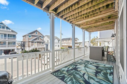Ortley Beachside Homely Haven - 1 Block to Beach - Private Balcony