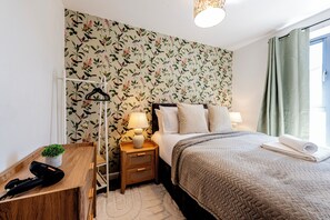 5 bedrooms, iron/ironing board, free WiFi, bed sheets - Luxury Retreat for 10 with Hot Tub and Spacious Garden (Failsworth)