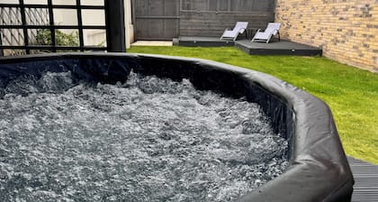 Luxury Retreat for 10 with Hot Tub and Spacious Garden