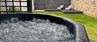 Luxury Retreat for 10 with Hot Tub and Spacious Garden