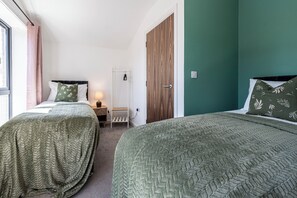 5 bedrooms, iron/ironing board, free WiFi, bed sheets