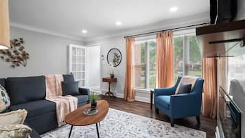 Smart-tv, eldstad, tv-spel och kontor