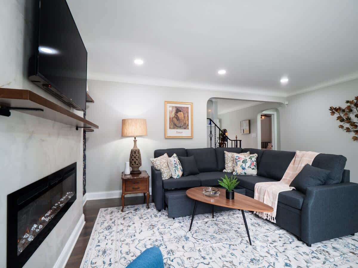 Smart-tv, eldstad, tv-spel och kontor