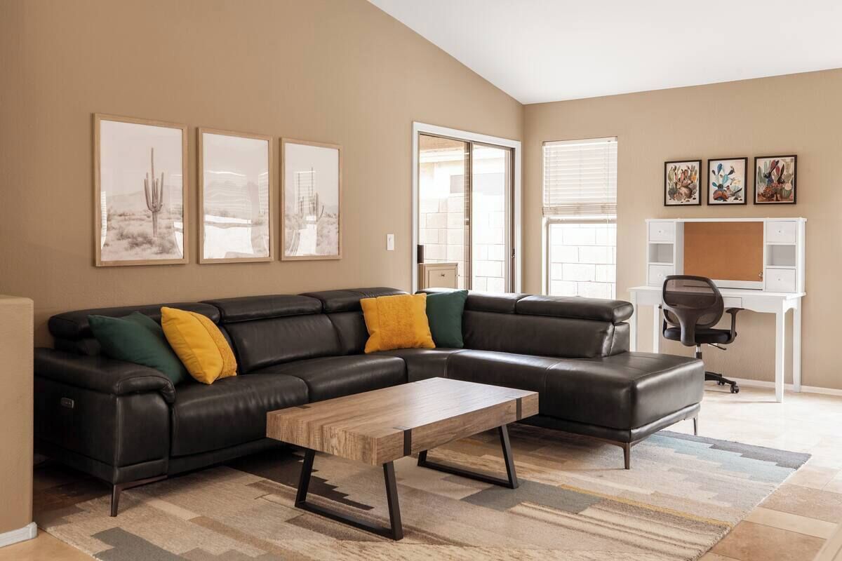 Smart TV, libros, estéreo y monitor de computadora 