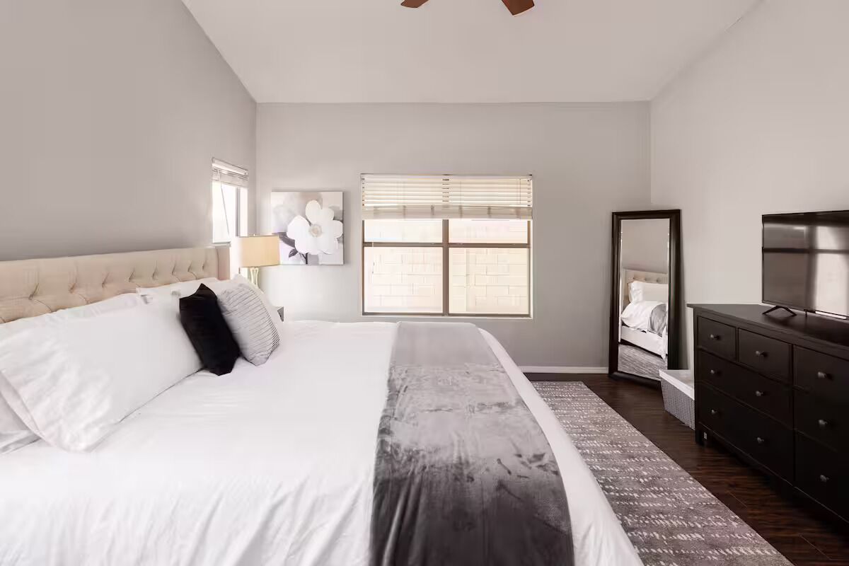 4 habitaciones, escritorio y tabla de planchar con plancha 