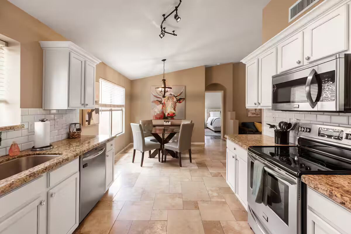 冷蔵庫、電子レンジ、オーブン、コンロ