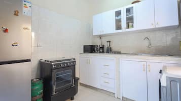 Køleskab, mikrobølgeovn, ovn, kaffe-/temaskine